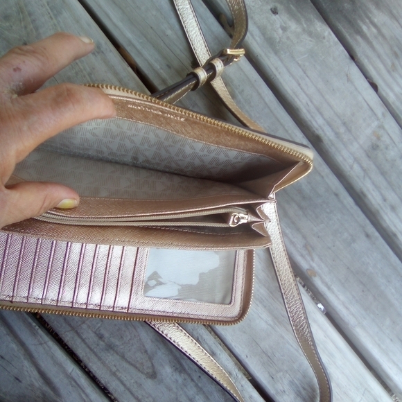 Michael Kors Metallic Rose Gold Cross Body Zip Around Wallet Purse - Picture 9 of 14